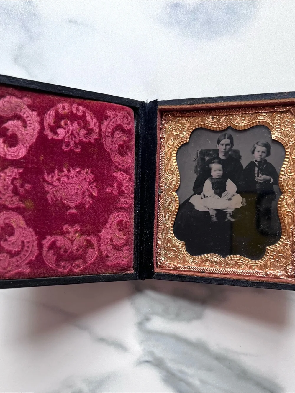 Antique 1850s Daguerreotype Portrait - Wood and Resin Case w/ Velvet Lining - Picture 7 of 16